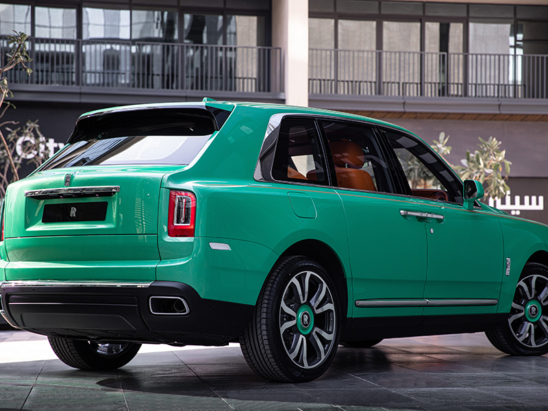 رولز-رويس كالينان تصل إلى دبي بلون أخضر فريد وجريء